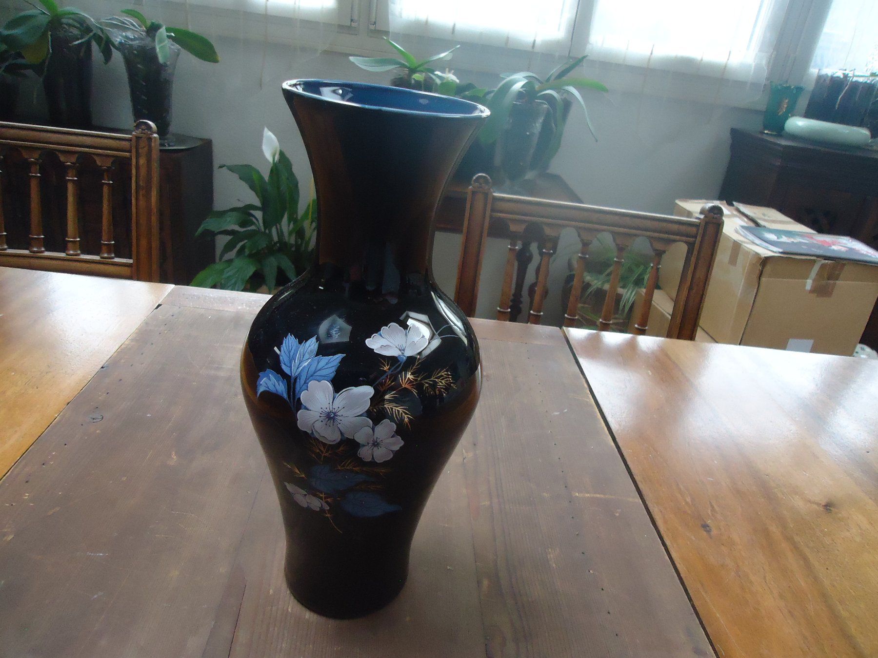 Vasen & Gefässe: Vase bleu noir avec décor floral – Gebraucht aus Vessy von mafabe
