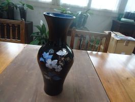Vase bleu noir avec décor floral
