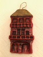Sehr alter Anhänger, rotes Haus aus Wachs
