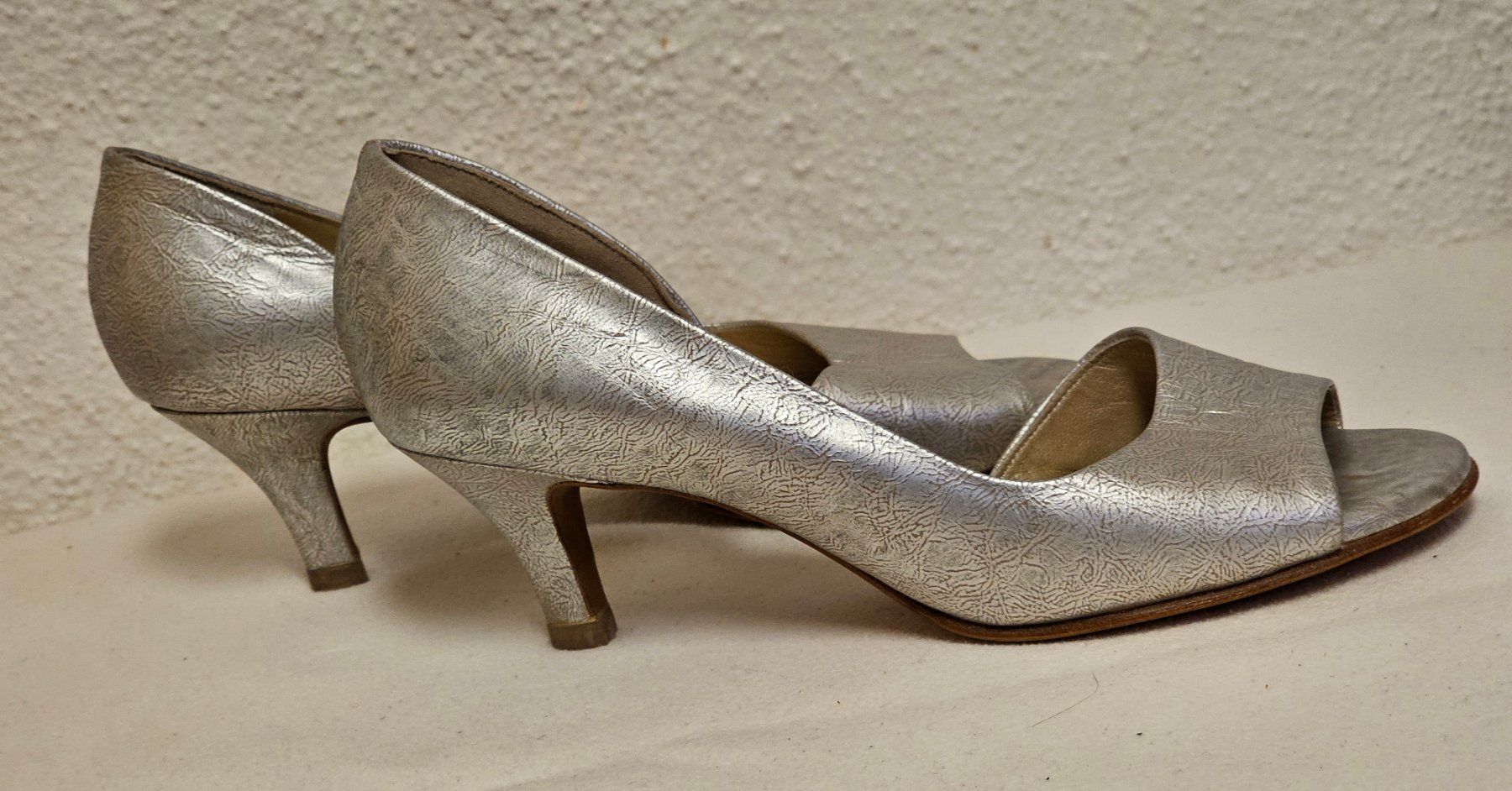 Kaiser Scarpe da donna: Peter Kaiser Damen Pumps Leder Silber Abendschuhe Gr.5 – Usato da Urdorf venduto da ole_mrp9 7