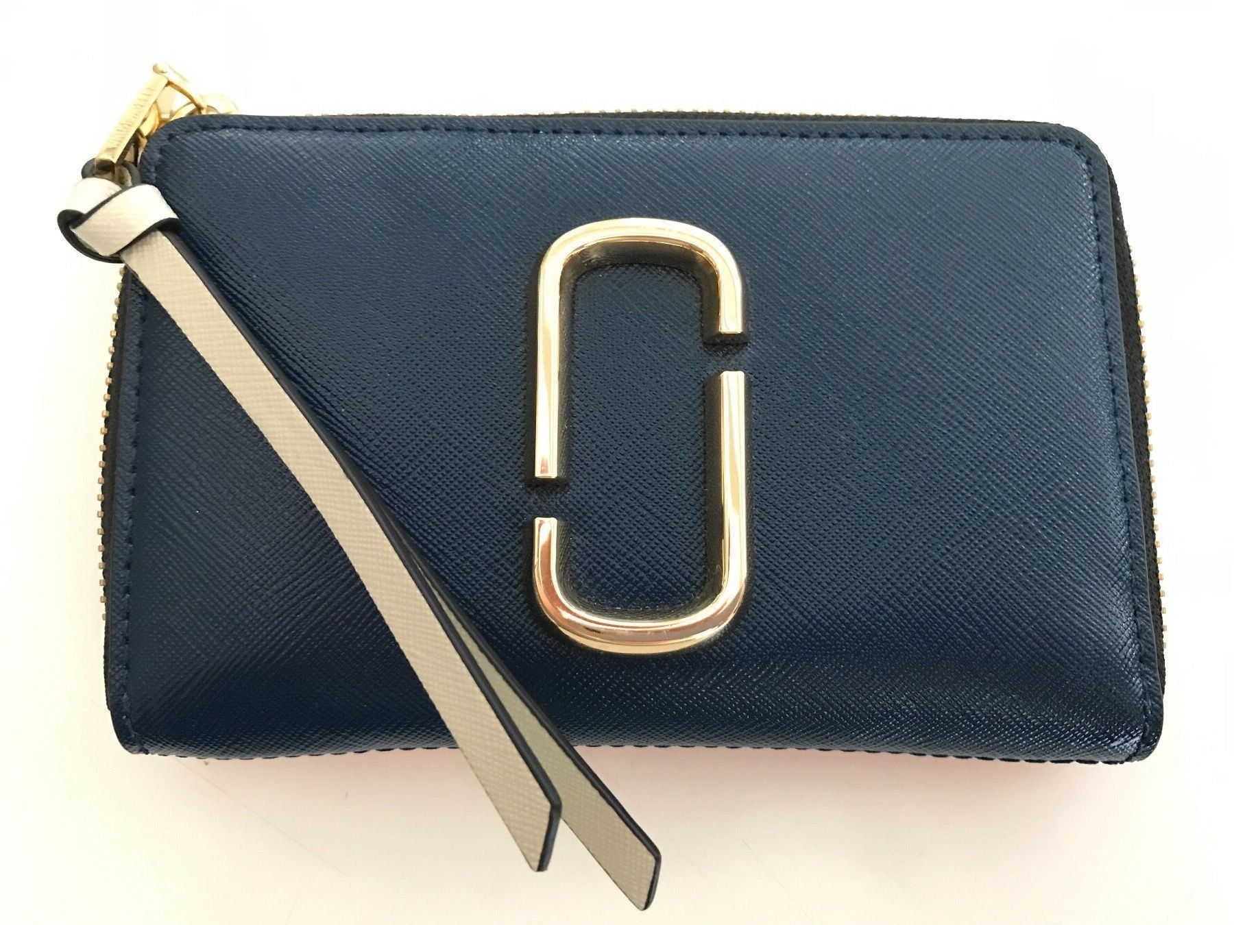 Marc Jacobs Portamonete: Marc Jacobs NEUE Zippy Wallet - Must have – Nuovo (secondo la descrizione) da Wettingen venduto da ABBA-Retro 1