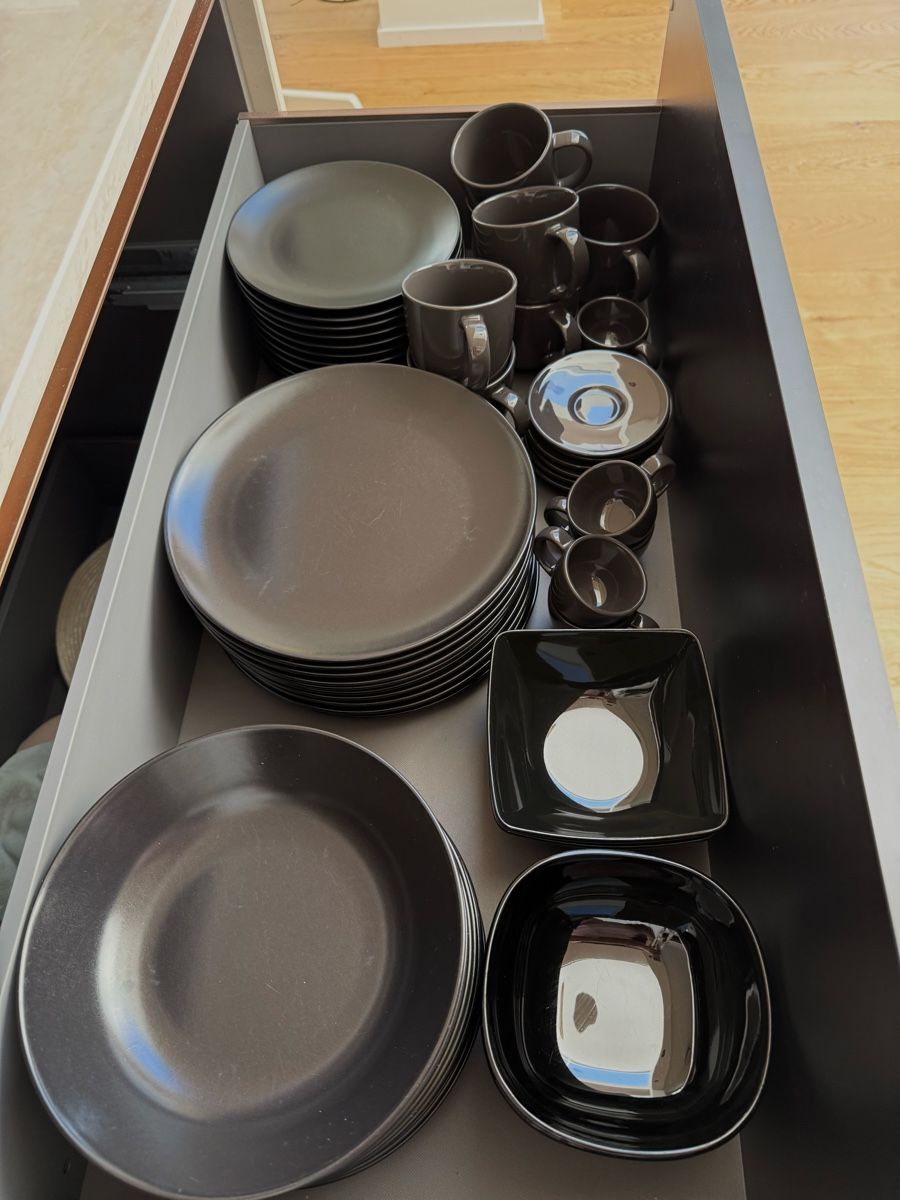 Ikea Set di piatti: Geschirrset schwarz 63 Teile  – Usato da Fislisbach venduto da AuroraByte 1