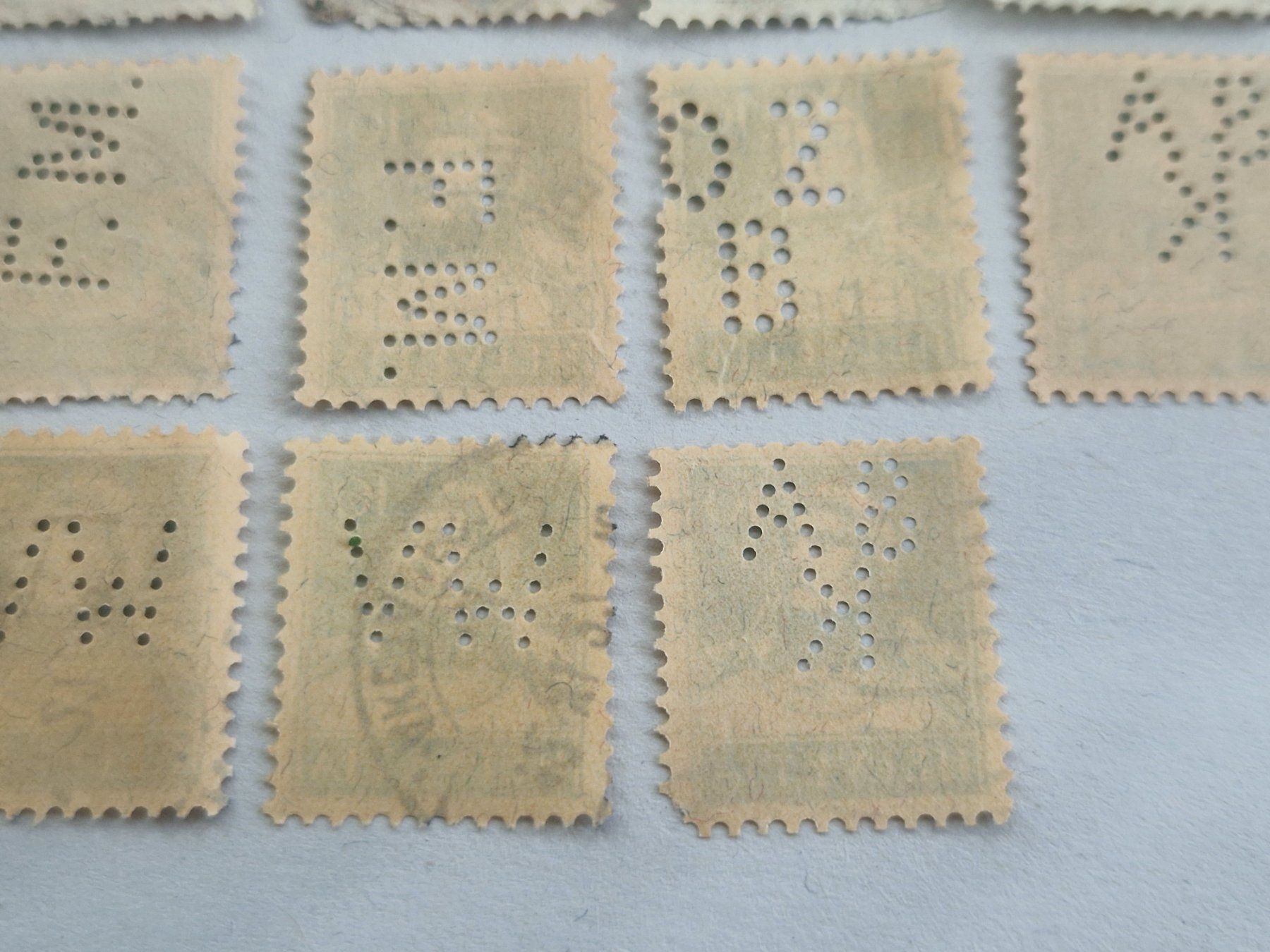 Tutti i francobolli: Ansammlung Perfin, ab 1.- – Usato da Burgdorf venduto da Glossy01 9