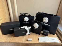 Originales Chanel Luxus-Verpackungsset mit Samtkleiderbüge