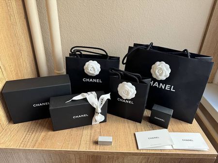 Originales Chanel Luxus-Verpackungsset mit Samtkleiderbüge