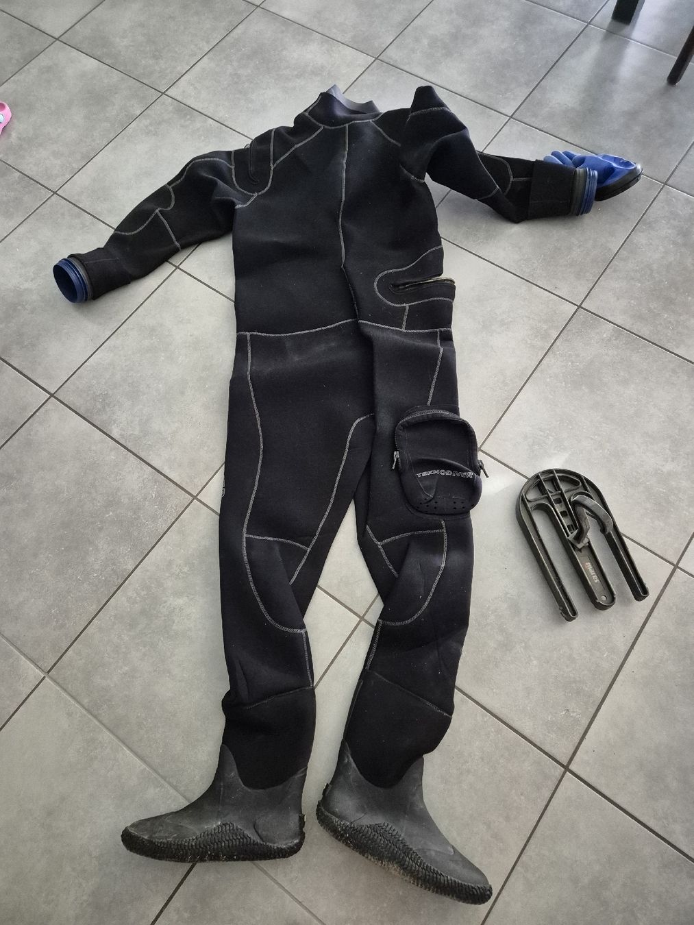 Tauchanzüge: Combi étanche plongée 3XL 1/2, pointure 45 – Gebraucht aus Cornol von blinkie3 1