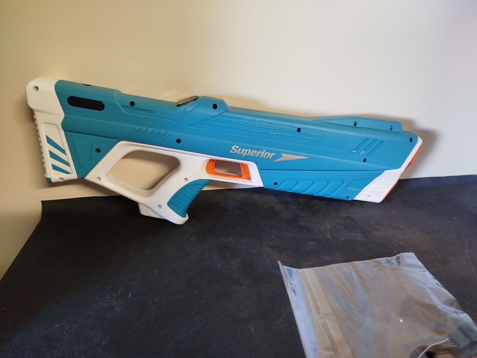 Giocattoli: Pistolet à eau électrique Superior bleu et blanc  Neuf  – Nuovo (secondo la descrizione) da Neuchâtel venduto da lyd_67kk