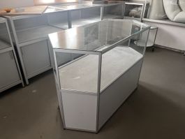 Vitrinenmoebel mit Glasfront und Schiebetueren Metall