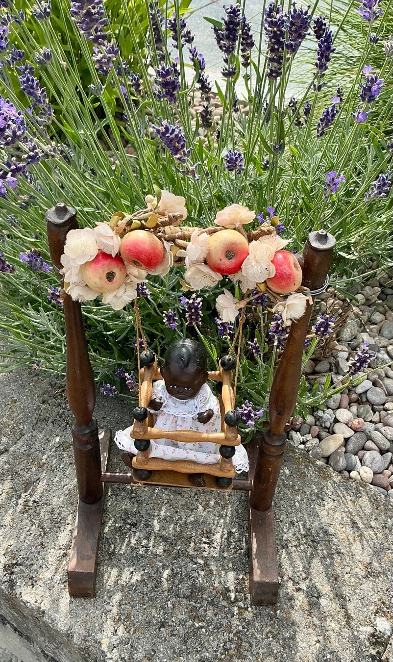 Jouets: ALTE HERZIGE SCHAUKEL MIT PÜPPCHEN – D'occasion à Zell LU par Silvermemory 1