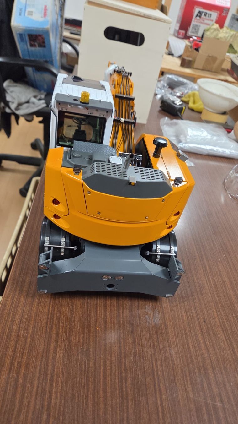 RC Kits de montage: Liebherr 918 au 1/14 – Neuf (Voir description) à Colombier NE par Fusilfass90 5