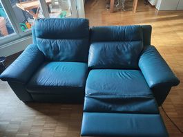 Elektrisch verstellbares 2er-Ledersofa