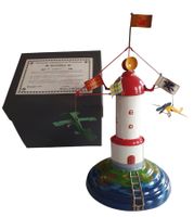 Leuchtturm mit kreisenden Flugzeugen
