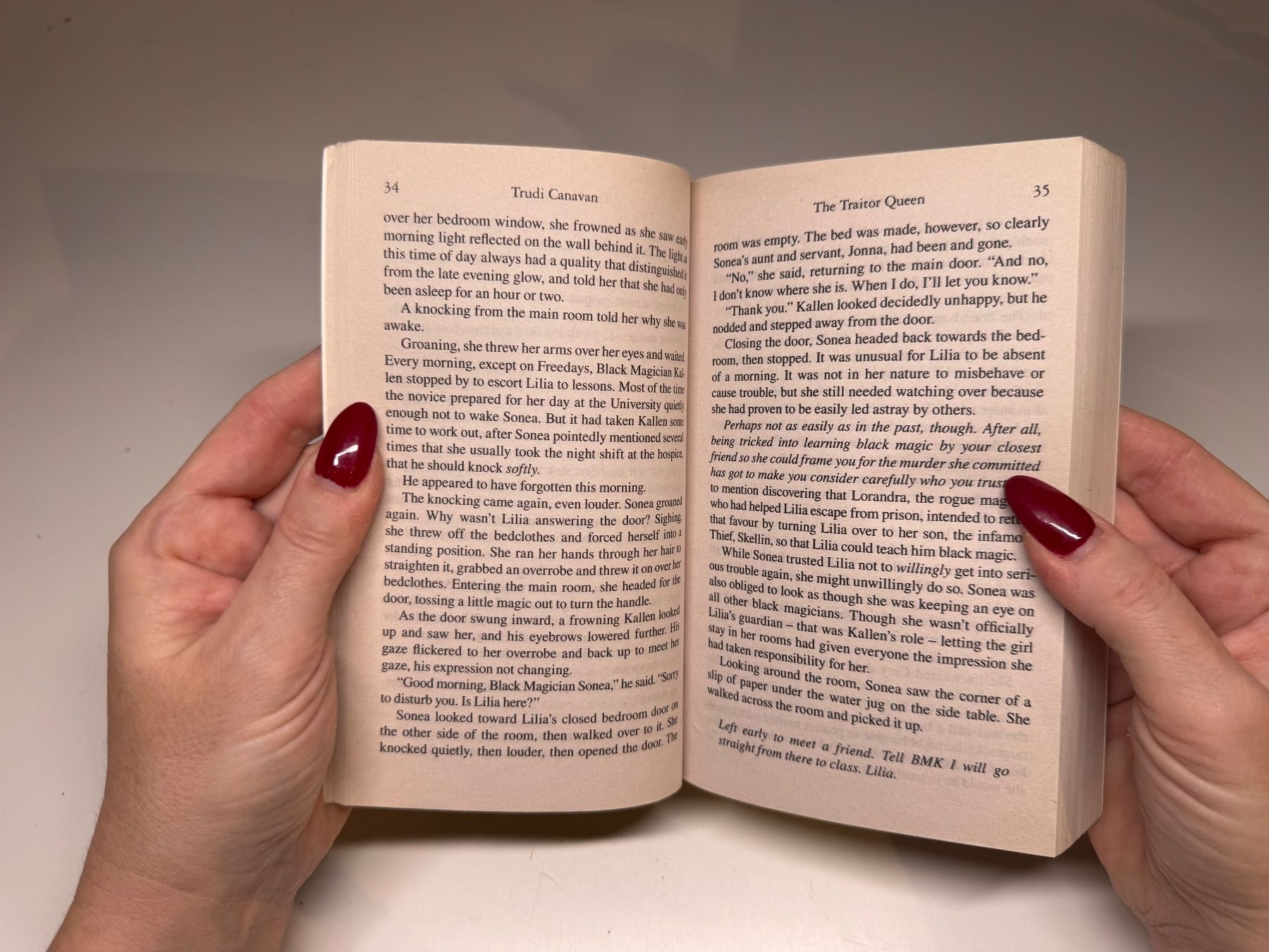 Livres: NOVEL: Trudy Canavan, Traitor Queen – D'occasion à Grosswangen par English_books 4