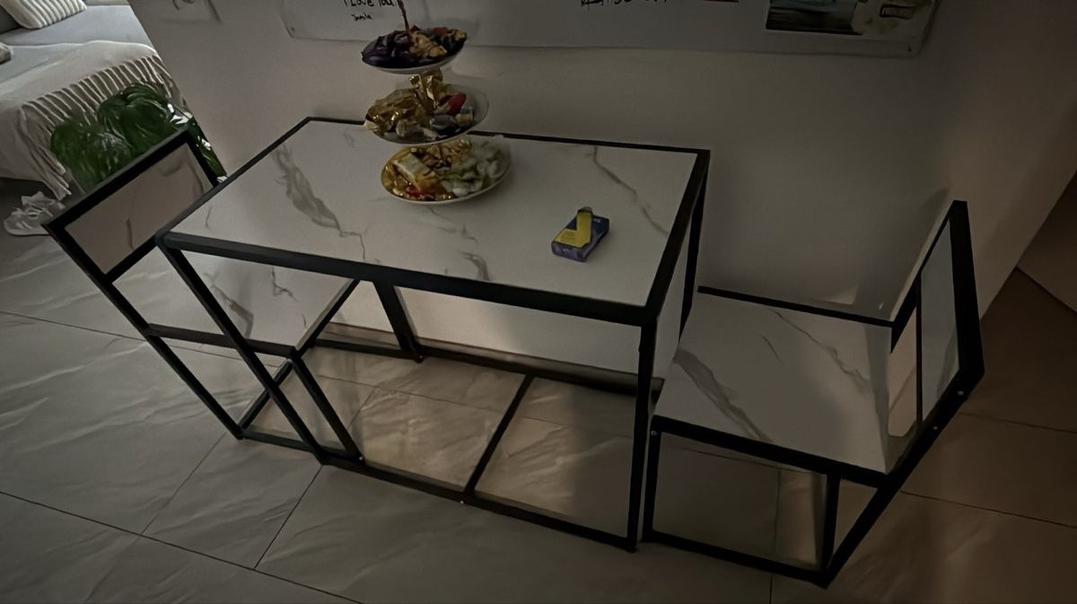 Set di tavolo e panche: Modernes Marmor-Essgruppe: Tisch und 2 Stühle, – Usato da Pratteln venduto da tam32