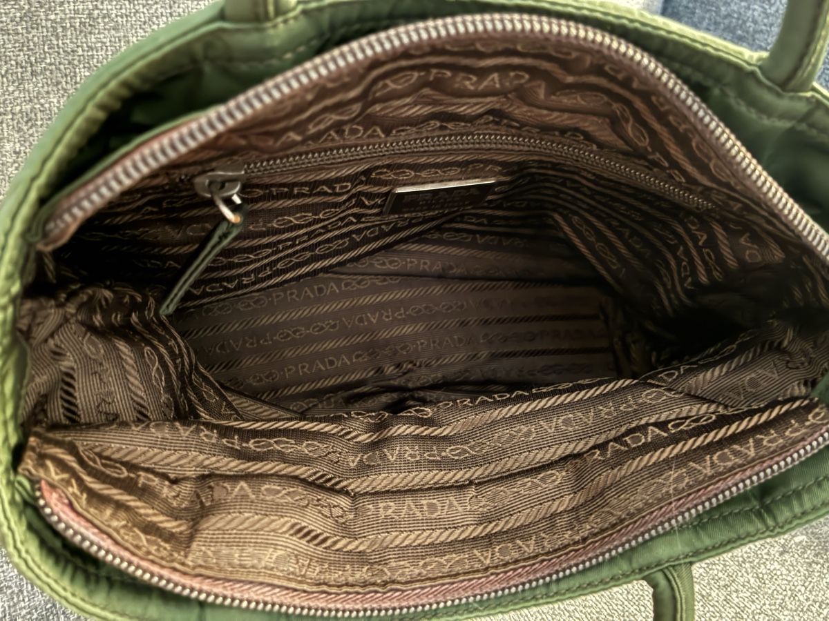 Prada Borse da donna: Sac à main Prada mini triangle en toile kaki  – Usato da Lausanne venduto da Titivintage 3