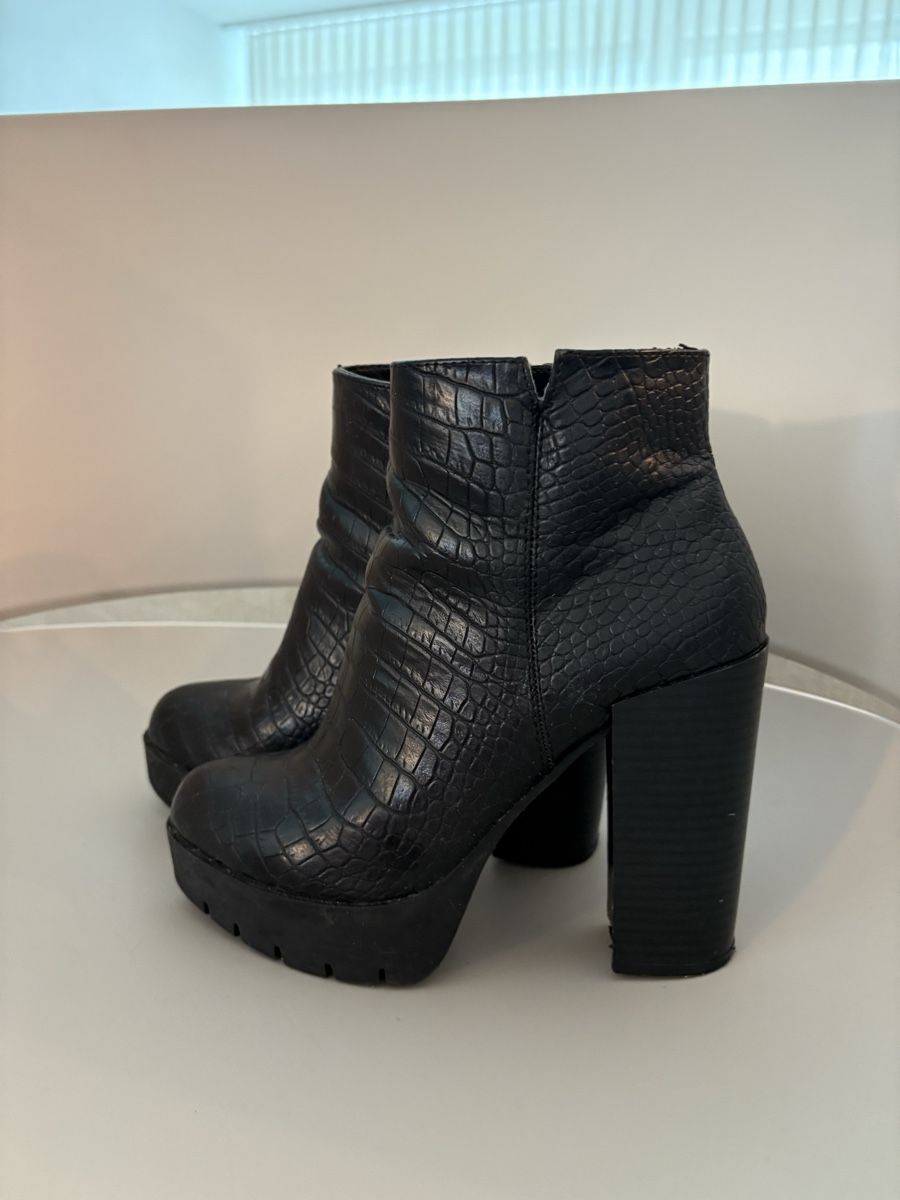 Scarpe da donna: Schwarze Winter Stiefeletten, Kroko Optik, Grösse 36, – Usato da Zürich venduto da Anushka86 5