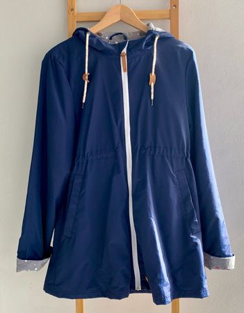 Leichte Jacke in blau mit Kapuze, Grösse M, Marke Alprausch
