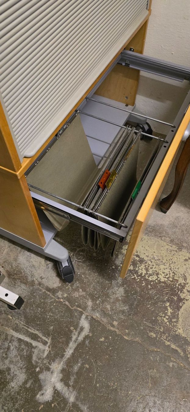 Armadi: Gebrauchter Büroschrank mit Rolladen. – Usato da Freienbach venduto da Elenaheinz 4