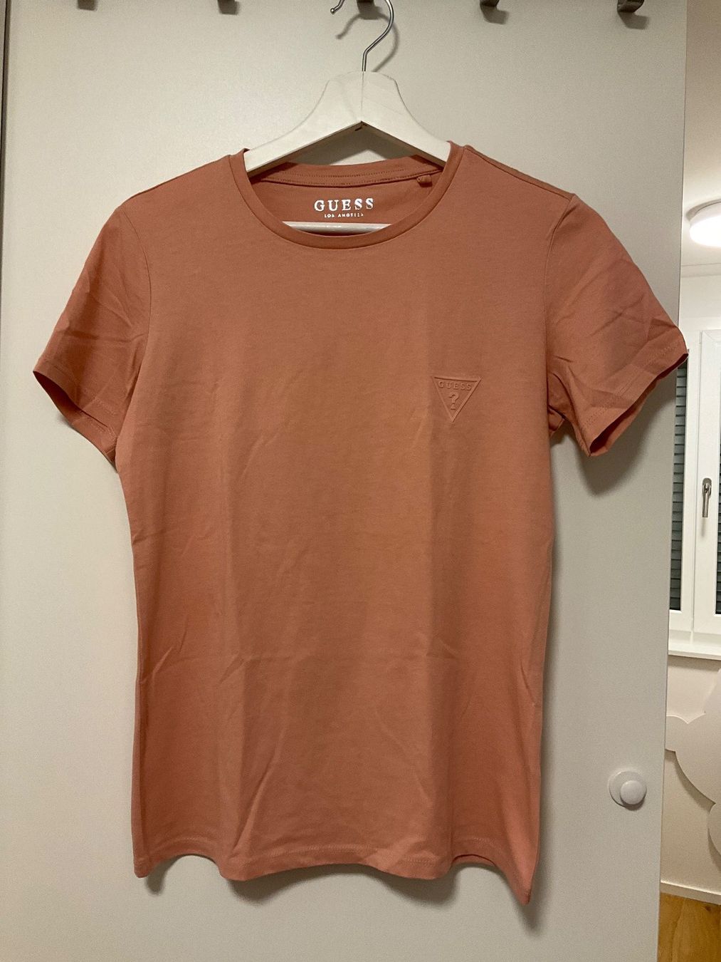 Guess T-shirt: Guess T-Shirt Gr.S – Nuovo (secondo la descrizione) da Schönenwerd venduto da d.chiara