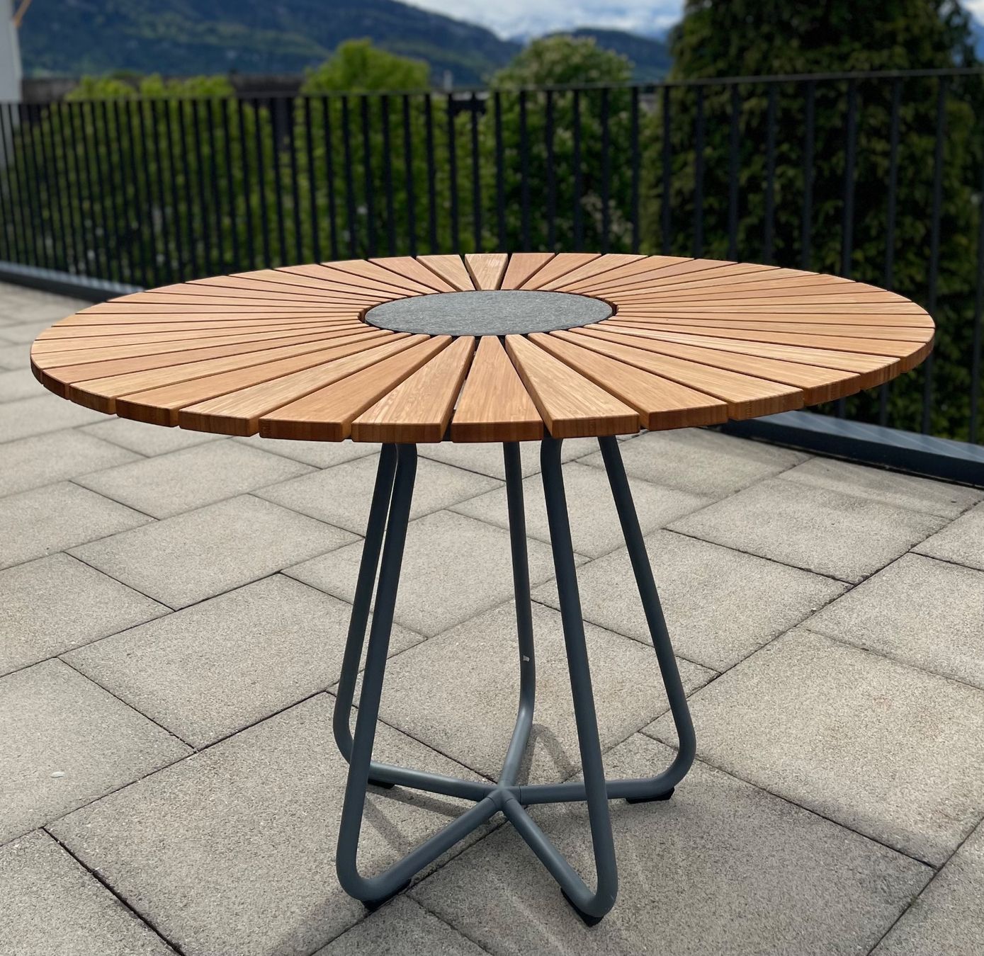 Houe Tische: HOUE Gartentisch CIRCLE - Mobitare – Gebraucht aus Küssnacht am Rigi von