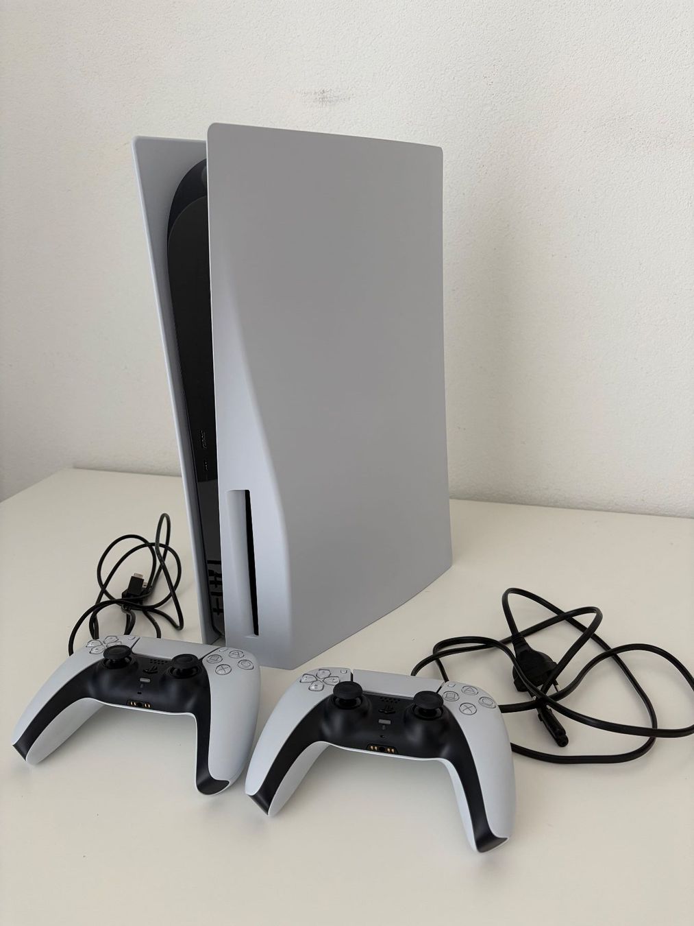 Sony Konsolen: PS5 mit CD Laufwerk und 2 Controller – Neu (gemäss Beschreibung) aus Erlenbach von sg_2fc7 1