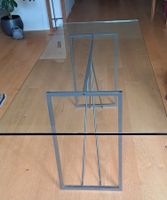 Table avec plateau en verre et pied en métal