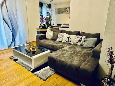 Divani: Hecksofa mit elektrischer Vorziehfunktion – Usato da Rottenschwil venduto da BSig1808 1