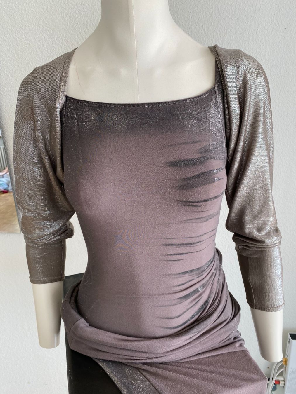 Issey Miyake Vestiti: Issey Miyake langes Strechkleid mit Seitenschlitz – Usato da Zürich venduto da Gemi 8