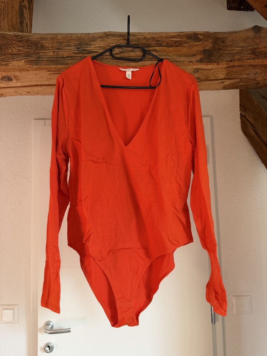H&M Top: Body orange XL – Nuovo (secondo la descrizione) da Concise venduto da mauranou._