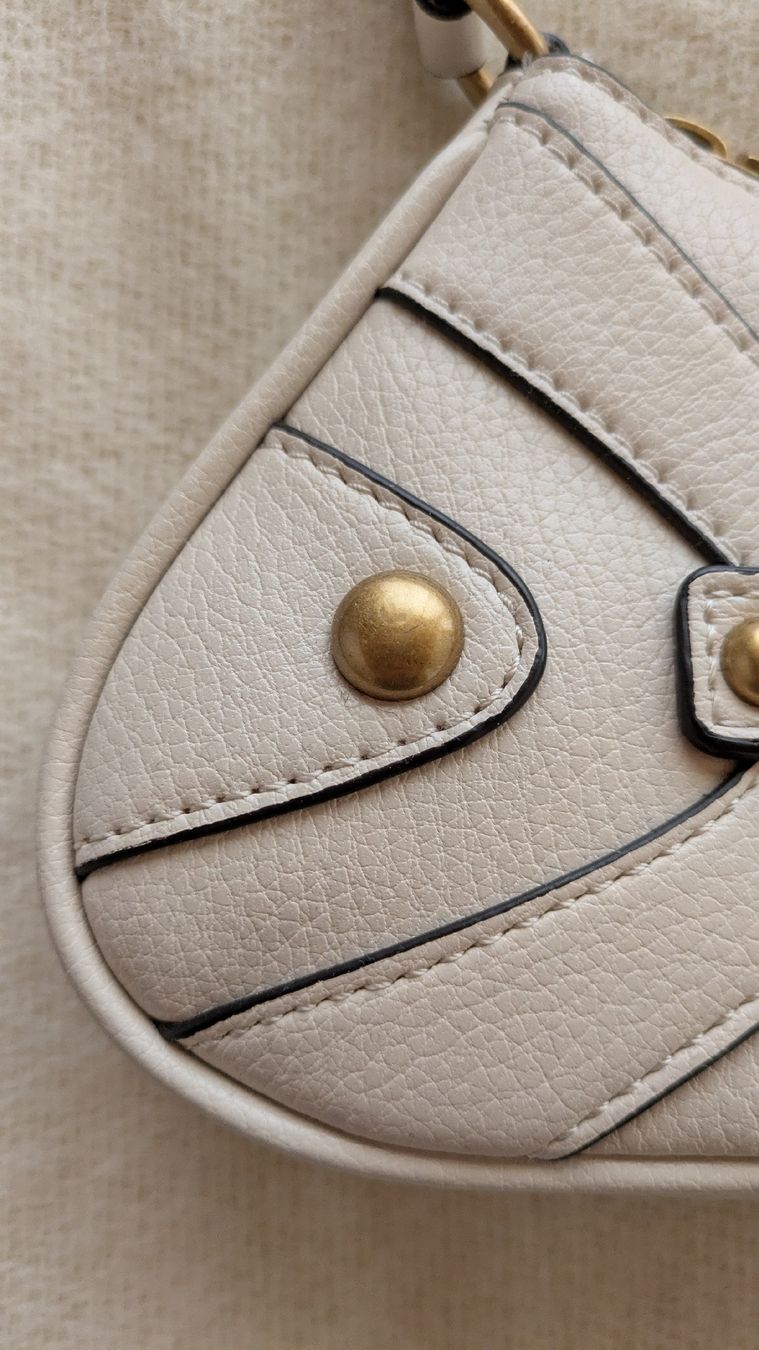 Guess Borse da donna: Guess Schulter Tasche Creme Weiss – Usato da Trüllikon venduto da NAURELIJ 1
