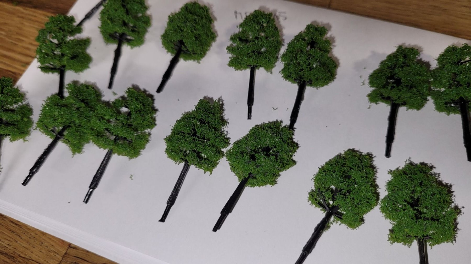Modellini di ferrovie: 15 très jolis arbres – Nuovo e nell'imballaggio originale da Saxon venduto da Sebdem 2