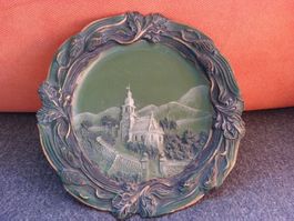 alter Wandteller aus Ton mit Kirchenmotiv