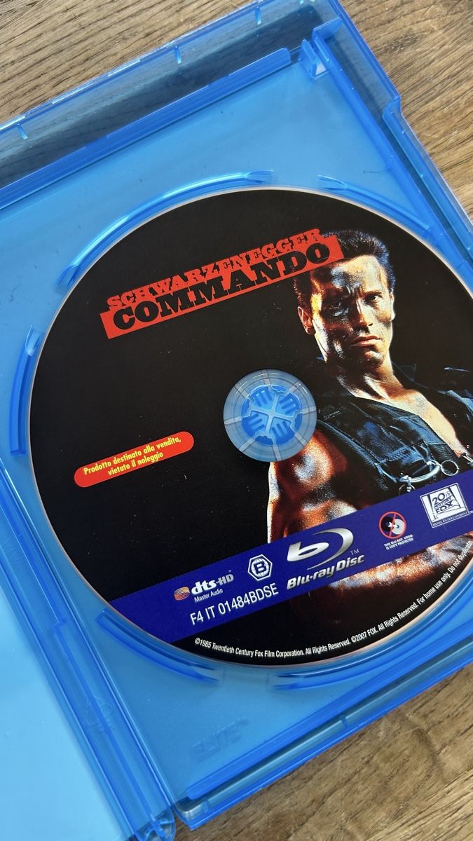 Tutti i DVDs: Commando Blu-Ray - Schwarzenegger Action Classic! – Usato da Lugano venduto da bad_2t9b 2