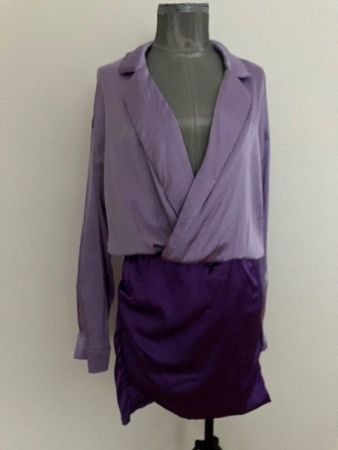 Robe violette satinée croisée, taille 38.