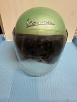Casque Vespa Vintage vert clair avec visière, parfait.