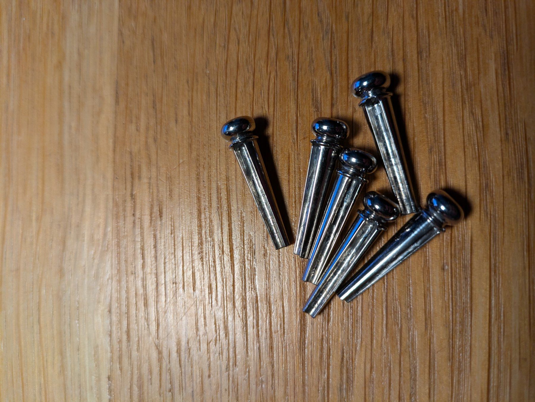 Martin & Co. Musikinstrumente: Martin Liquidmetal Bridge Pin Set Red Dot Chrome Luxe – Gebraucht aus Bern von fritzwurlitzer 1