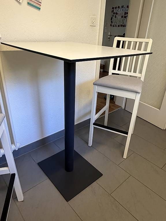 Set di tavolo e panche: Bar-Tisch mit zwei Stühlen... – Usato da St. Gallen venduto da ire_6r8n 1