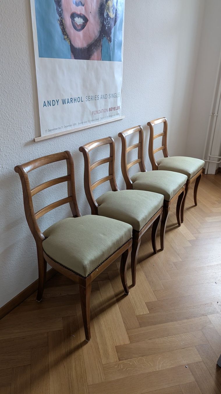 Chaises: 4 Holzstühle mit Polster – D'occasion à Basel par wollamhsram 1