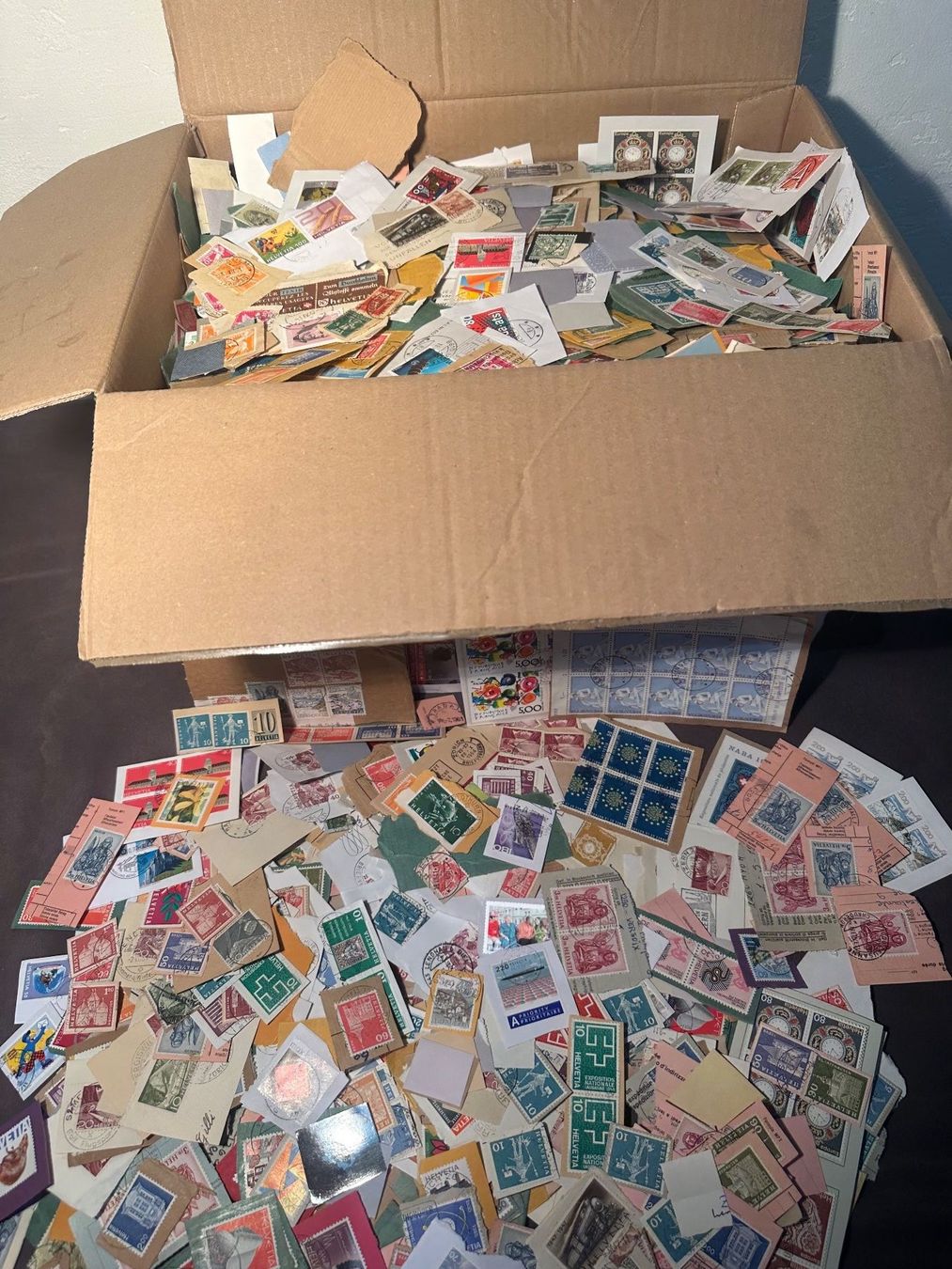 Tutti i francobolli: XXL Karton Briefmarken zum Ablösen – Usato da Stettfurt venduto da 2442