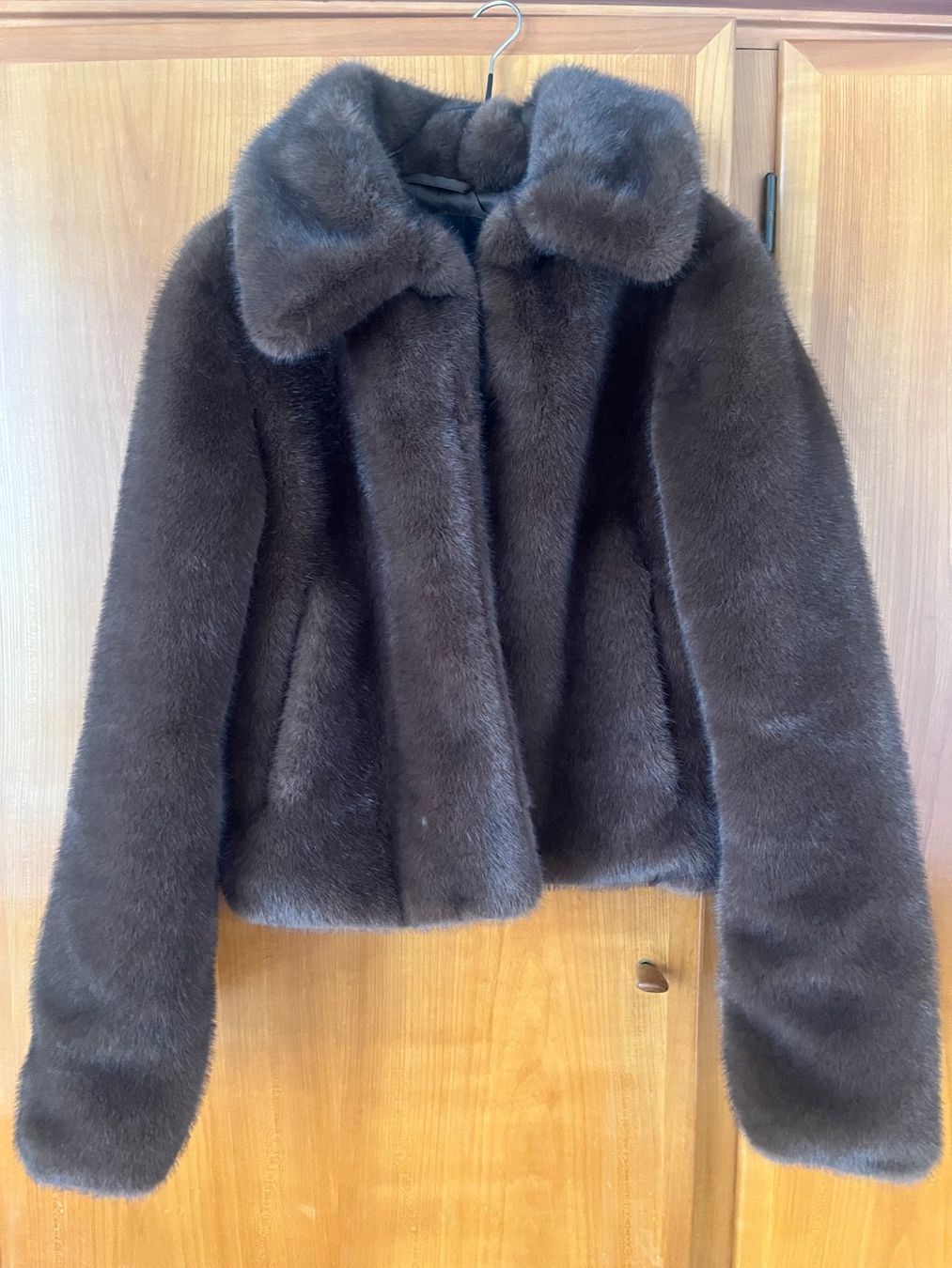 Zara Giacche: FAUX FUR SHORT COAT WITH TOGGLES – Nuovo (secondo la descrizione) da Zürich venduto da Smartcookies 4