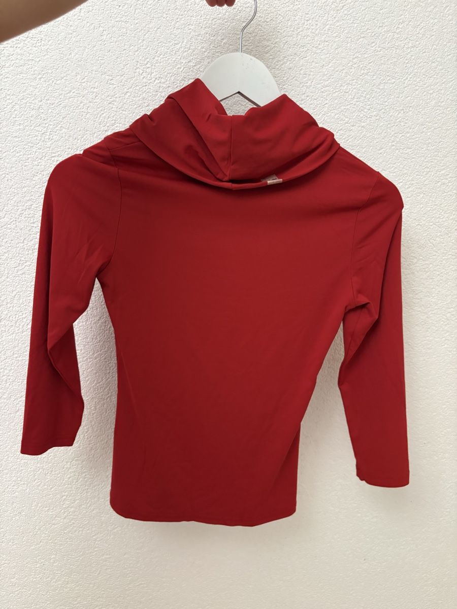 Top: Ein roter Oberteil mit schlechtem Stoff – Usato da Steffisburg venduto da set_w6vq