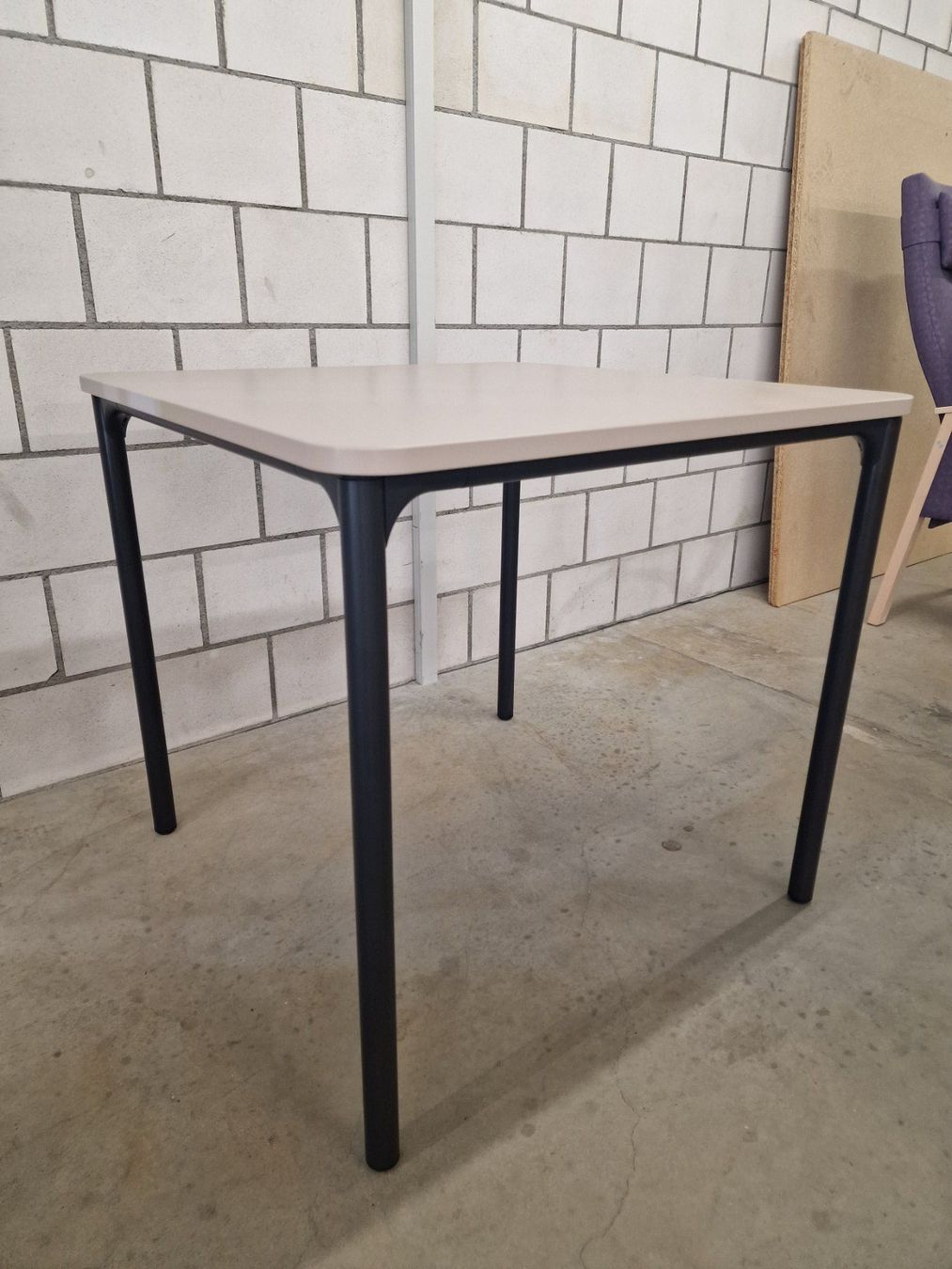 Tavoli: Moderner, quadratischer Tisch, beige Platte, schwarz Beine – Nuovo (secondo la descrizione) da Urtenen-Schönbühl venduto da brunner-ag 2