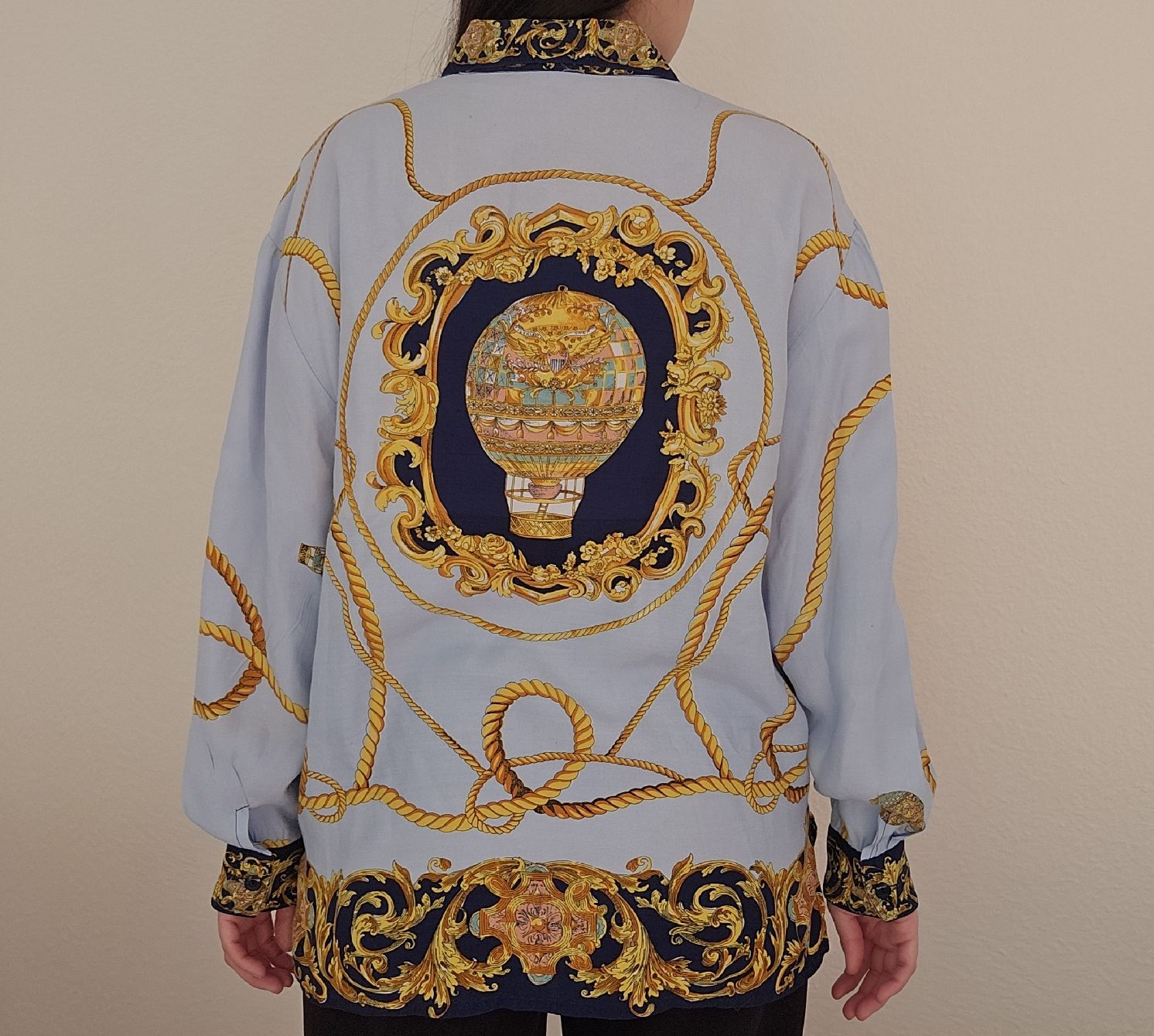 Camicette: Vintage Bluse hellblau mit "goldfarbenem" Barock Muster M/L – Usato da Zürich venduto da Mme.Sora 3