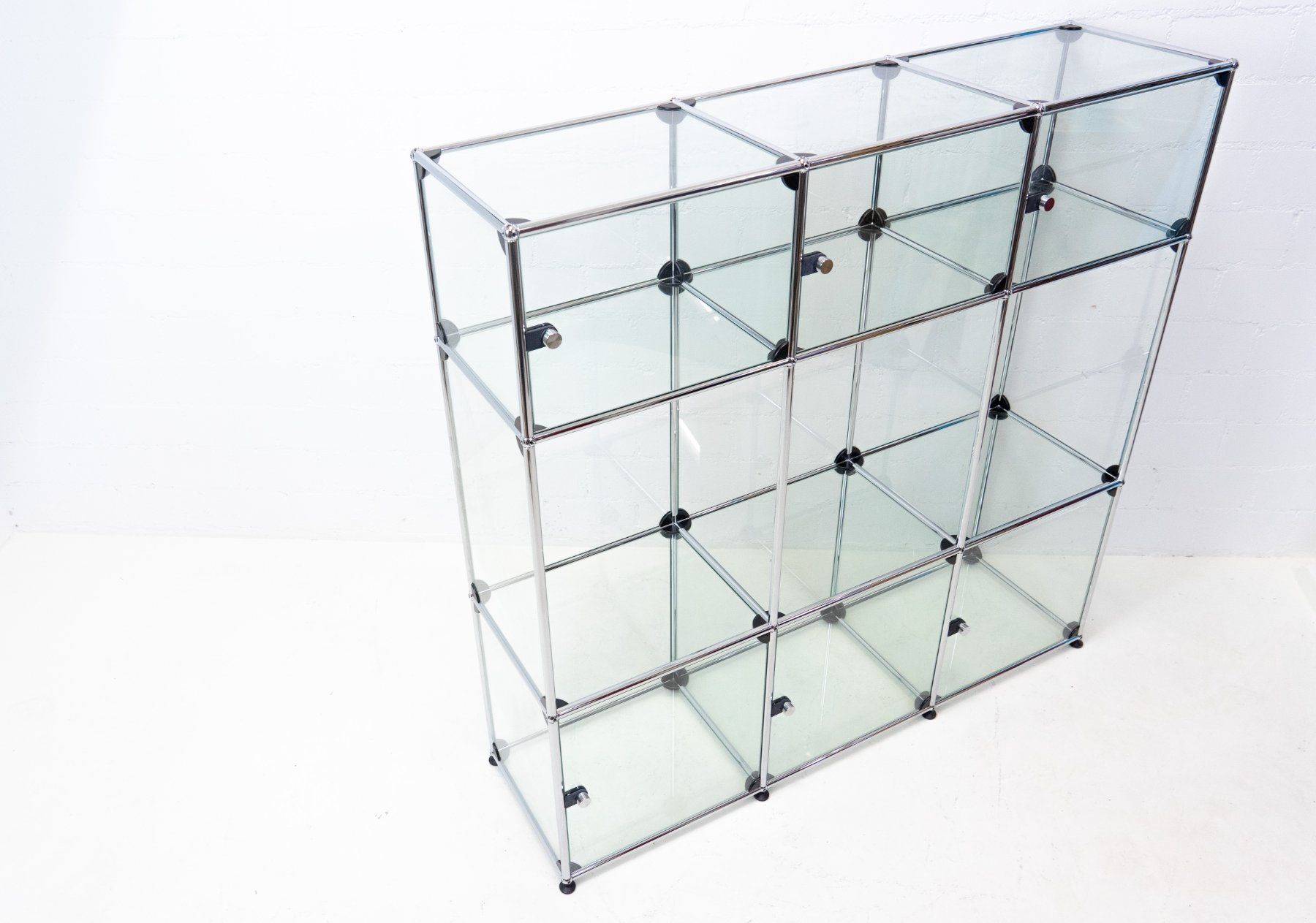 USM Vitrinen: USM Haller Vitrine Nr. 5 - Lieferung möglich – Gebraucht aus Schaffhausen von Studio-Ara 1