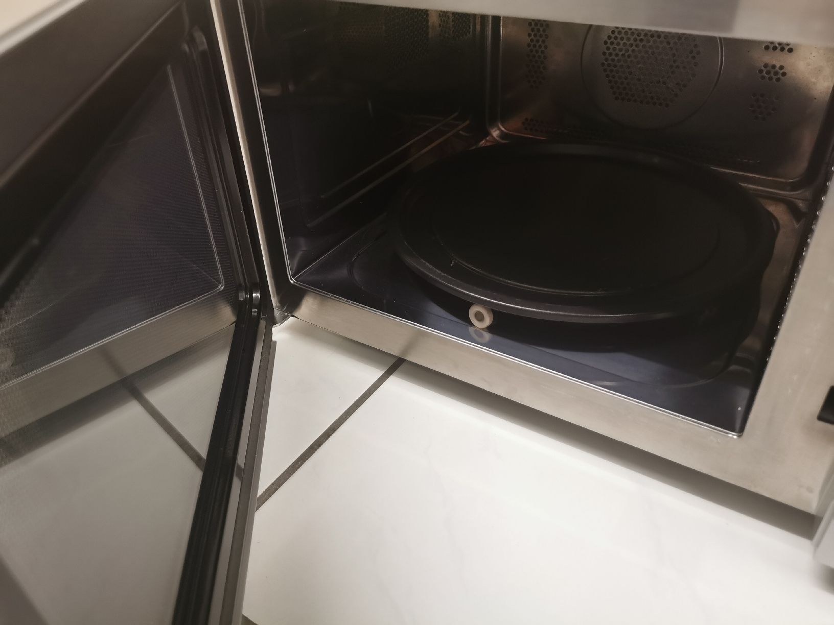 Sharp Forni: Sharp Mikrowelle inkl Umluft und Pizzabackfunktion 😋 – Usato da Kaltbrunn venduto da PoleDanceFeldbachZH 1