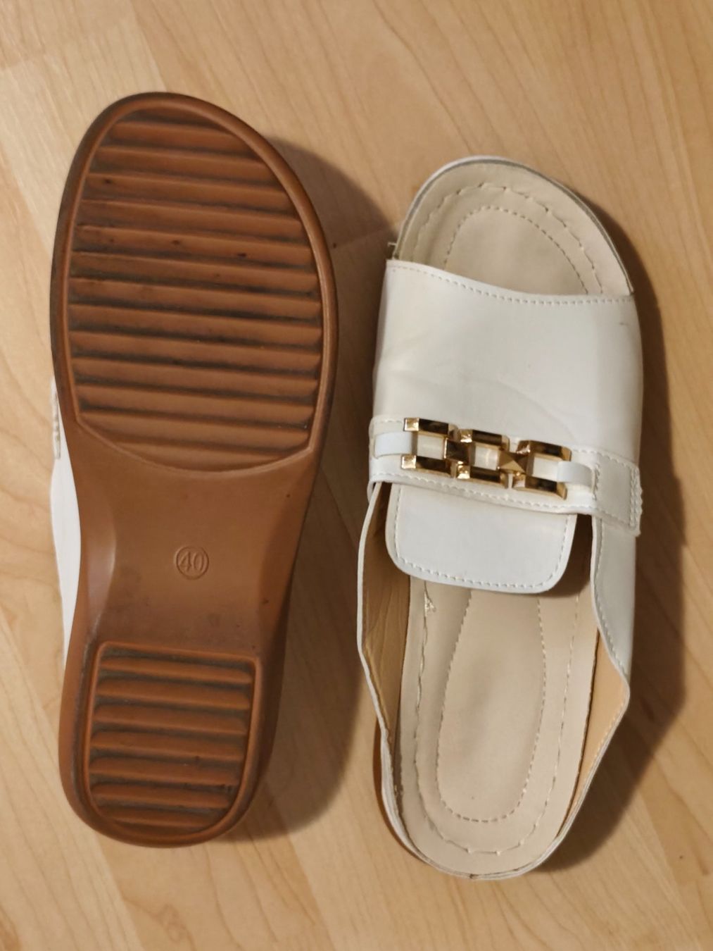 Scarpe da donna: Bequeme Pantoletten Weiss Grösse 39 – Nuovo (secondo la descrizione) da Eschenbach LU venduto da Orchi 1