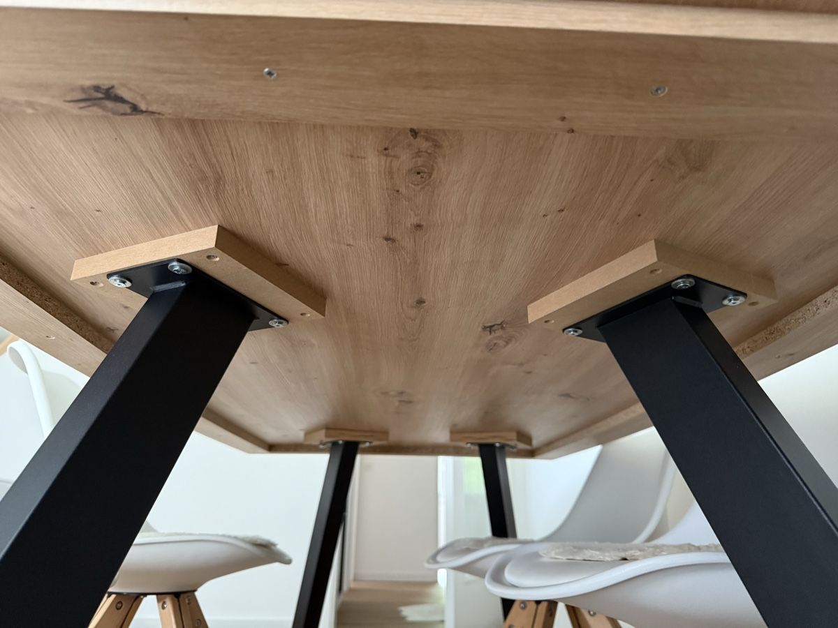 Tavoli: Esstisch mit schwarzen Metallbeinen – Usato da Flawil venduto da ara_pdx9 1