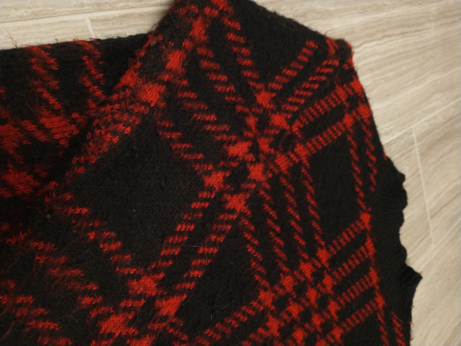 Maglioni & Felpe: Pull rouge-noir à carreaux taille S – Usato da Ecublens FR venduto da ame_y8tq 2