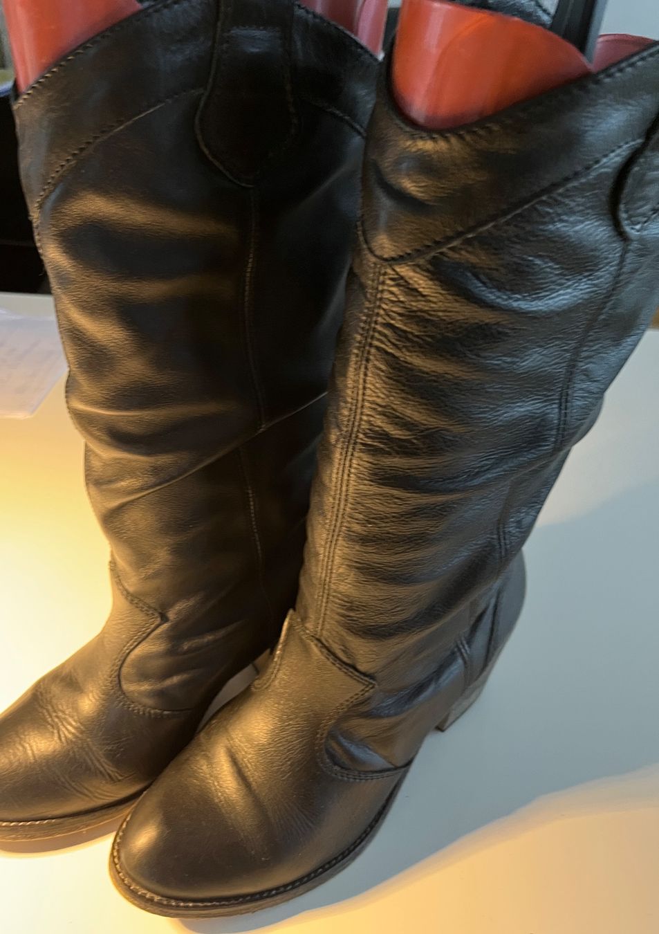 Scarpe da donna: Schwarze Westernstiefel aus Leder, Grösse 39 – Usato da Burgdorf venduto da wiwy51