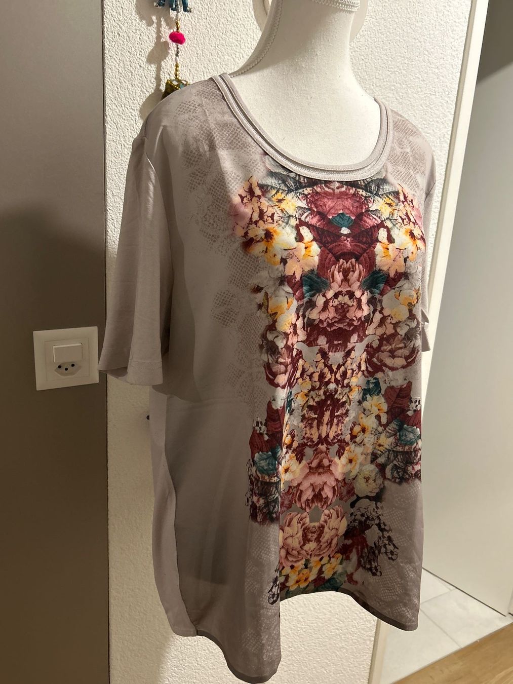 T-Shirts: Damen T-Shirt mit Blumenmuster – Gebraucht aus Brunnen von Nala2929 2